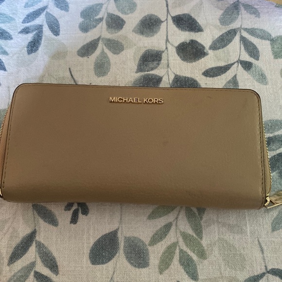 Micheal Kors pebble leather wallet. - Picture 1 of 4